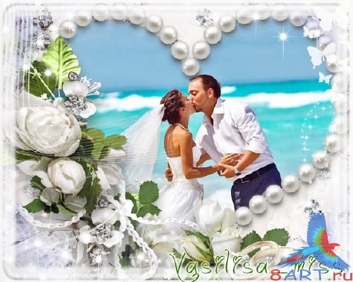 Ажурная свадебная фоторамочка из белыми розами равным образом бабочками Ажурная свадебная фоторамочка от белыми розами равно бабочками